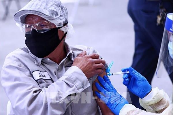 Mỹ: Tiêm phòng COVID-19 thời gian đầu giúp giảm gần 140.000 ca tử vong