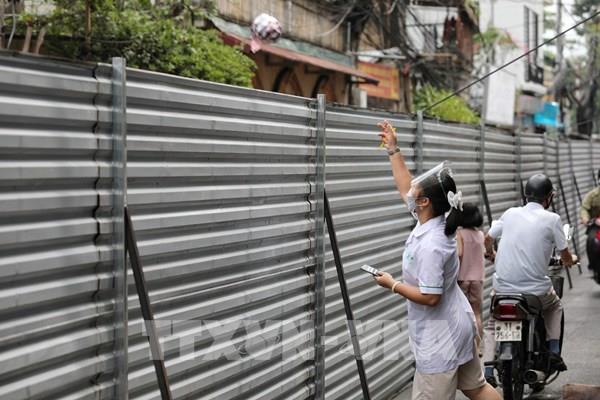Hà Nội: Lập rào chắn ngăn đôi ngõ để chống dịch COVID-19