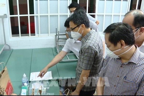 Phó Thủ tướng Vũ Đức Đam kiểm tra trạm y tế lưu động tại Tp Hồ Chí Minh