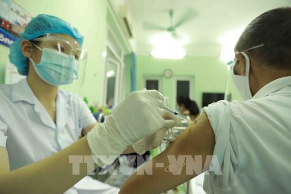 Tiêm vaccine cho các bệnh nhân lọc máu ở Bệnh viện Đa khoa Đống Đa, Hà Nội