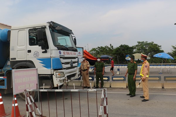 Phạt 18 tháng tù giam lái xe cố thủ đòi “thông chốt” kiểm dịch