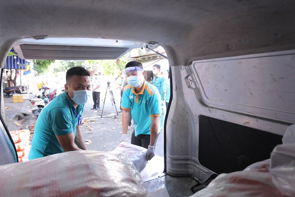 Chương trình “Tấm lòng mùa dịch, san sẻ yêu thương” đến với người dân Tp. Hồ Chí Minh 