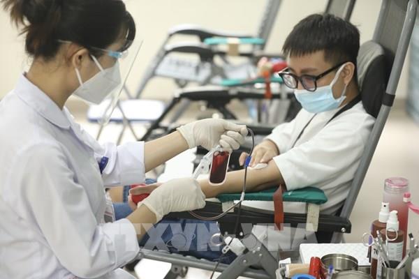 Vượt khó khăn thời giãn cách, người dân Thủ đô đi hiến máu vì người bệnh