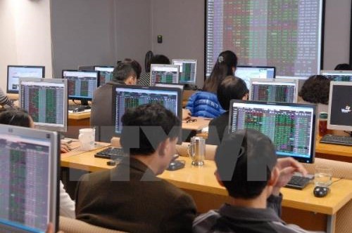 Đầu tư chứng khoán cuối năm: Chọn cổ phiếu ngành nào?