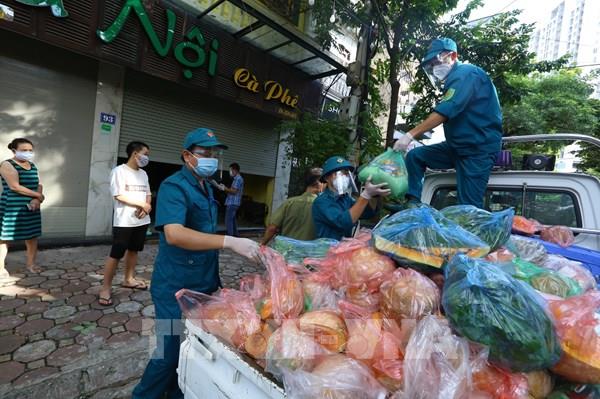 Chuyển lương thực, thực phẩm cho người dân bị phong tỏa tại phường Giáp Bát