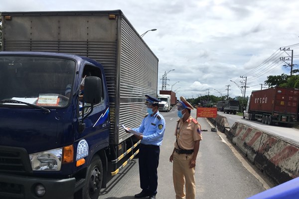 Phát hiện 1,2 tấn đường vi phạm về nhãn qua chốt kiểm soát dịch COVID-19