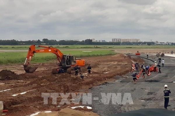 Thi công trở lại dự án cải tạo, nâng cấp đường băng Tân Sơn Nhất