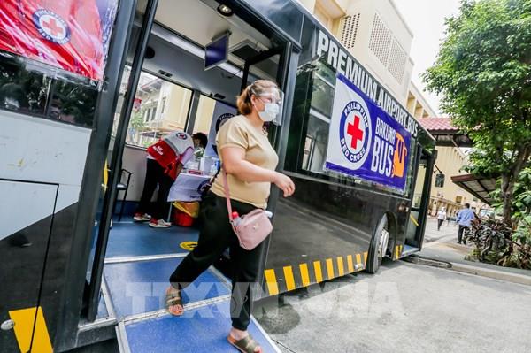 Chuyên gia y tế Malaysia khuyến nghị đeo hai khẩu trang cùng tấm chắn giọt bắn