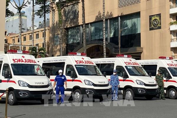 TP. Hồ Chí Minh tiếp nhận 30 xe cứu thương và 25 xe tiêm chủng vaccine
