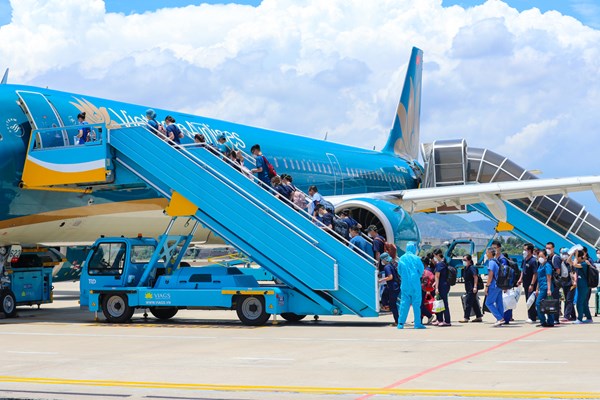 Vietnam Airlines tiếp tục đưa lực lượng y tế miền Trung vào Nam chống dịch
