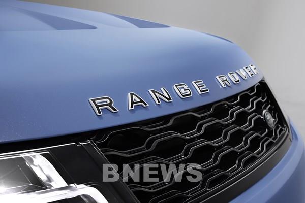 Range Rover Sport SVR Ultimate sơn vảy thủy tinh có giá bán từ 3,878 tỷ đồng