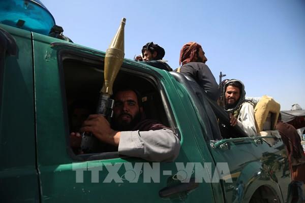 Lực lượng Taliban đã triển khai xung quanh sân bay Kabul chờ lệnh tiếp quản