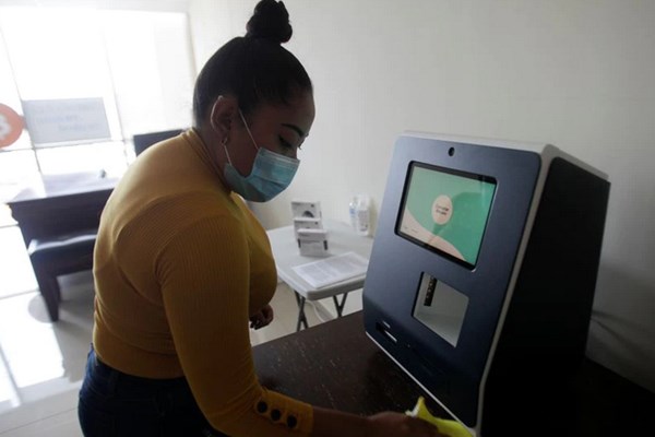ATM đầu tiên cho phép người dùng sở hữu bitcoin và ethereum rút đồng nội tệ