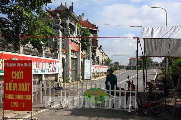 Hà Nội: Hình ảnh ngày đầu thực hiện phong tỏa tại địa phương có 25.000 nhân khẩu