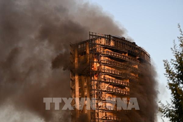 Cháy chung cư tại Milan