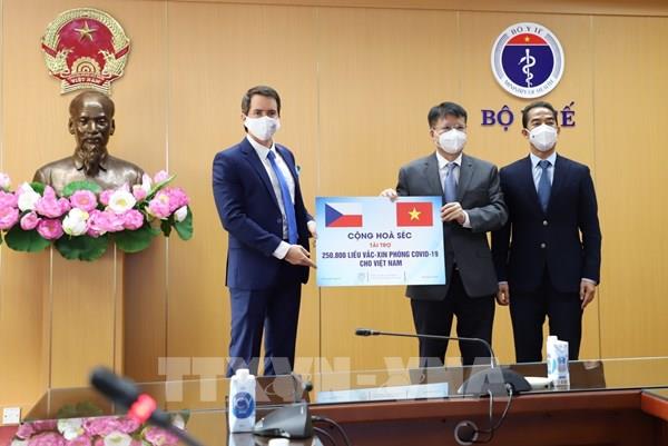 Việt Nam tiếp nhận thêm hơn 250.000 liều vaccine phòng COVID-19