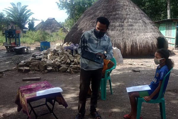 Những người "gieo" chữ nơi tuyến đầu chống dịch COVID-19