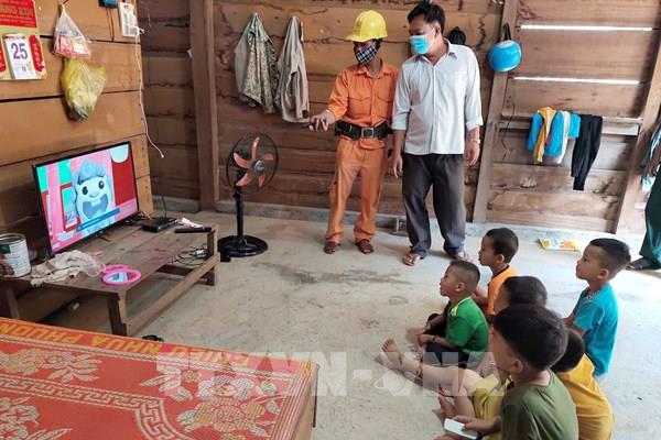 Niềm vui những điểm làng cuối cùng của Kon Tum được kéo điện