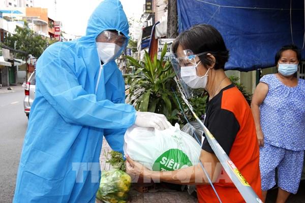 Thủ tướng yêu cầu TP HCM bảo đảm hỗ trợ y tế và lương thực, thực phẩm cho người dân