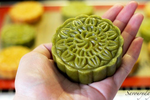 Cách làm bánh nướng trà xanh nhân đậu xanh và long nhãn cho Trung thu