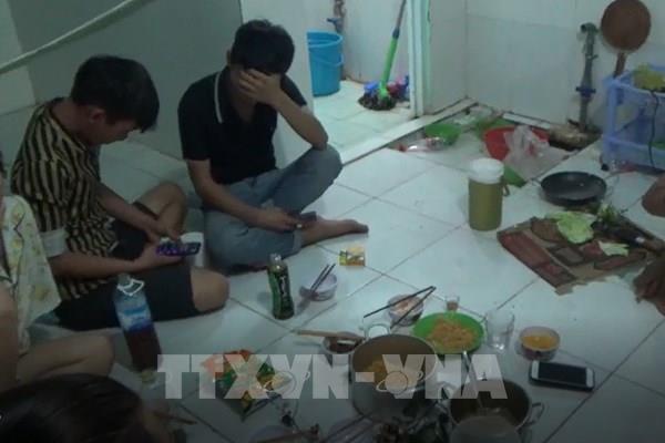 Đề nghị phạt 105 triệu đồng 7 thanh niên tụ tập nhậu trong mùa dịch