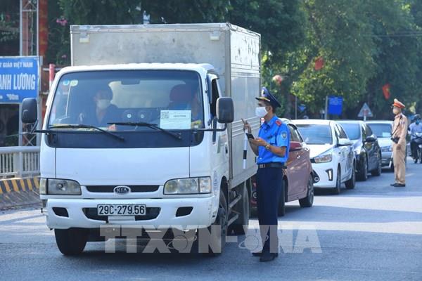 Hình ảnh Hà Nội lập các chốt kiểm soát COVID-19 tại “vùng đỏ"