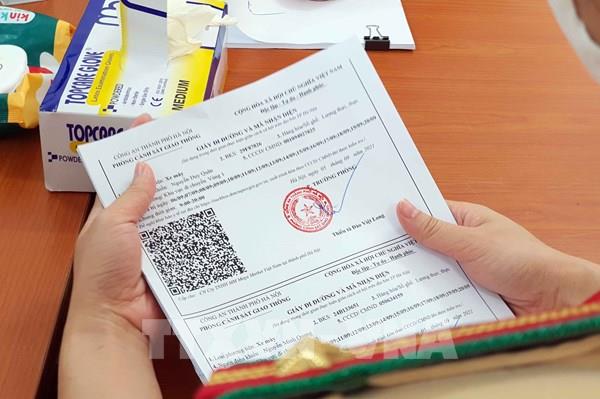 Hình ảnh CSGT Hà Nội gấp rút hoàn thành thủ tục cấp giấy đi đường cho người dân