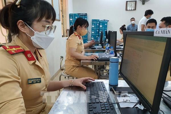 Công an Hà Nội chia ca làm việc 24/24 để phục vụ việc cấp giấy đi đường mẫu mới