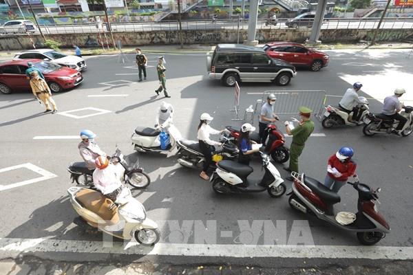 Hà Nội giải tỏa ùn tắc trong ngày đầu dùng giấy đi đường mới