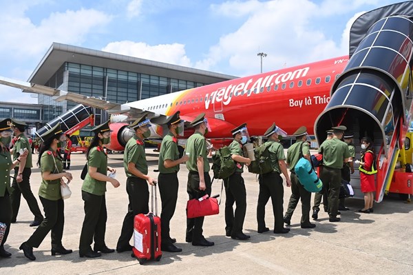 Vietjet đưa gần 1.000 cán bộ, chiến sĩ công an vào TP. Hồ Chí Minh chống dịch