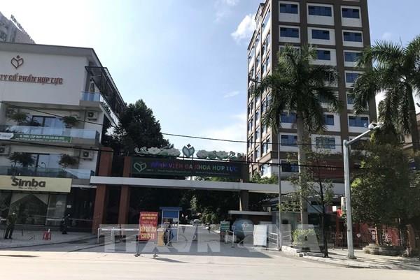 Thanh Hóa di chuyển bệnh nhân và người nhà ra khỏi điểm dịch COVID-19 Hợp Lực