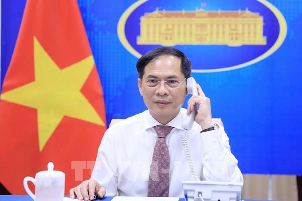 Bộ trưởng Bộ Ngoại giao Bùi Thanh Sơn điện đàm với Bộ trưởng Ngoại giao Singapore Vivian Balakrishnan