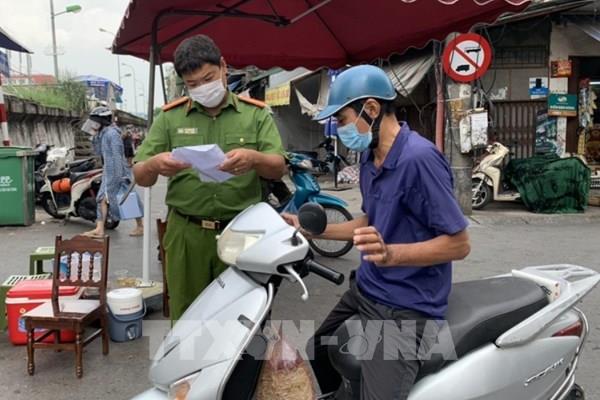 Hà Nội ứng trực nghiêm 24/7 cho việc xét nghiệm COVID-19 và tiêm chủng