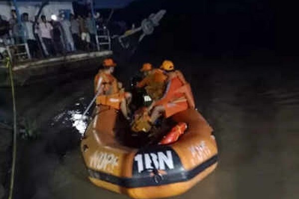  Ấn Độ: Hàng chục người thoát chết trong tai nạn đường thủy