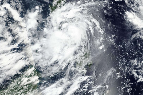 Quỹ đạo và cường độ bão Conson rất phức tạp