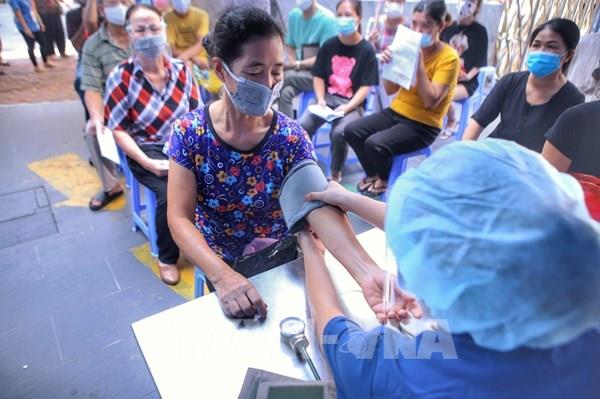 Không đo huyết áp tất cả người tiêm vaccine COVID-19