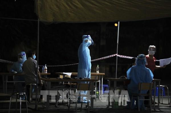 Thanh Trì (Hà Nội) tiêm chủng vaccine phòng COVID-19 tới đêm muộn cho dân