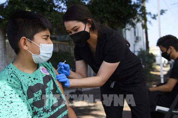 Chậm tiêm vaccine, số trẻ em ở Anh mắc COVID-19 gia tăng