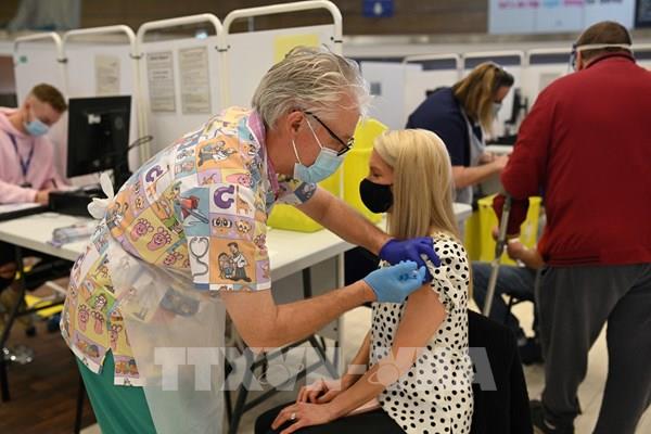 Anh khuyến nghị tiêm vaccine mũi một cho trẻ em từ 12-15 tuổi