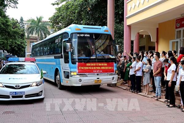 300 cán bộ y tế tỉnh Hòa Bình hỗ trợ Hà Nội chống dịch COVID-19