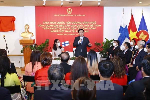 Chủ tịch Quốc hội Vương Đình Huệ thăm Đại sứ quán và gặp cộng đồng người Việt Nam tại Phần Lan