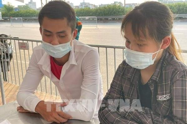 Đôi nam nữ sử dụng nhiều giấy đi đường ký khống để "thông" chốt