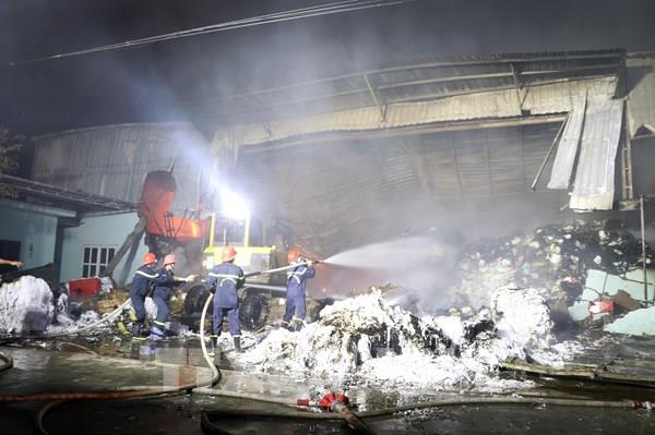 Cháy lớn thiêu rụi nhà xưởng chứa giấy vật liệu