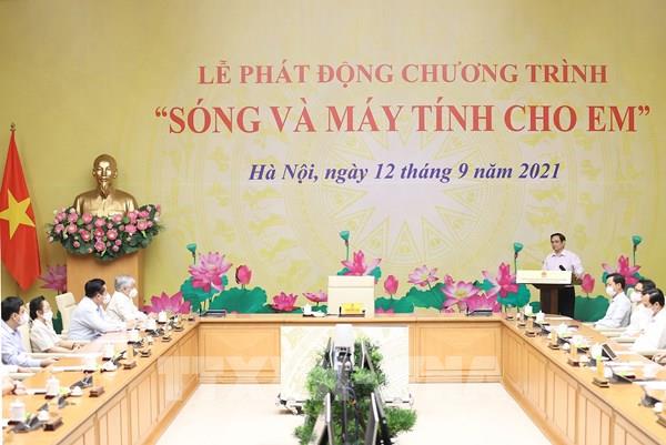 EVN ủng hộ 24.000 máy tính cho chương trình "Sóng và máy tính cho em"