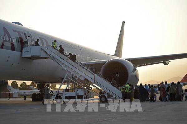 Chuyến bay thương mại quốc tế đầu tiên hạ cánh xuống sân bay Kabul