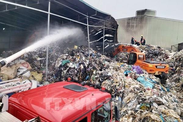 Dập tắt vụ cháy kho vật liệu tại cụm công nghiệp Hà Khánh