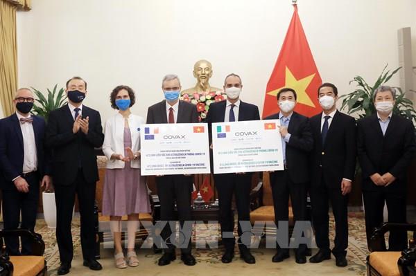 Việt Nam tiếp nhận 1,5 triệu liều vaccine phòng COVID-19 từ Pháp và Italy