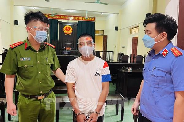 Tấn công công an tại chốt kiểm soát dịch COVID-19, lĩnh án 15 tháng tù giam
