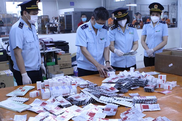 Bắt giữ hơn 60.000 viên thuốc điều trị COVID-19