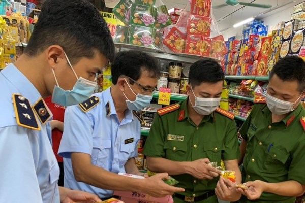 Liên tiếp xử phạt và tiêu huỷ bánh trung thu không rõ nguồn gốc